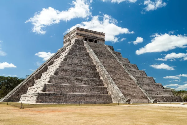 Maya arkeolojik sit Chichen Itza, Meksika içinde piramit tüylü yılan