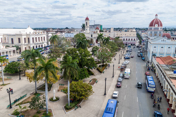 CIENFUEGOS, CUBA - 11 февраля 2016 года: Вид на площадь Парке Хосе Марти в Сьенфуэгос, Куба
.