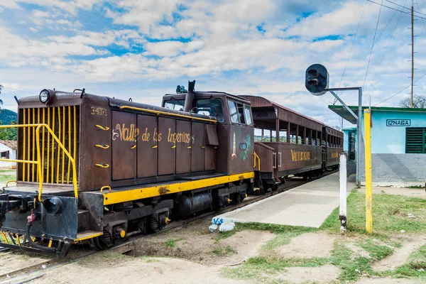 Iznaga, Küba - 9 Şubat 2016: Yerel tren Valle de Los Ingenios Vadisi Trinidad, Küba yakınındaki Iznaga Köyü