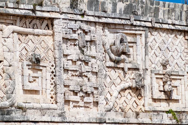 Rahibenin Quadrangle (Cuadrangulo de las Monjas) bina kompleksinde antik Maya şehir Uxmal, Meksika kalıntıları, ayrıntılı oymalar