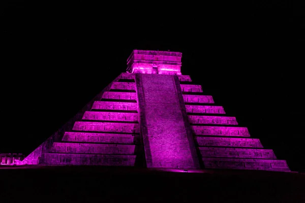 Νυχτερινή Άποψη Της Πυραμίδας Kukulkan Στην Αρχαία Πόλη Των Μάγια — Φωτογραφία Αρχείου