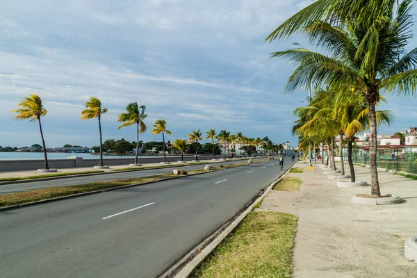Cienfuegos, Cuba - 11 Şubat 2016: Görünüm, Malecón (deniz sürücü) Cienfuegos, Küba.