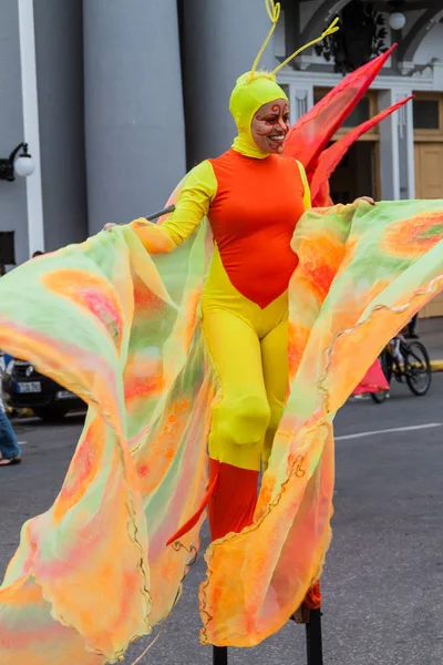 Cienfuegos, Cuba - 11 Şubat 2016: Stiltwalker sanatçı Parque Jose Marti Meydanı Cienfuegos, Cuba '.