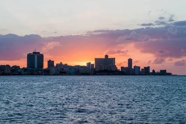 Günbatımı manzarası Havana, Küba'nın arkasında