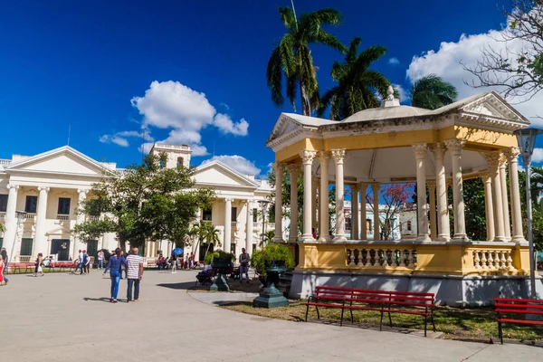 Santa Clara, Cuba - 13 Şubat 2016: Parque Vidal görünümü meydanda Santa Clara, Cuba