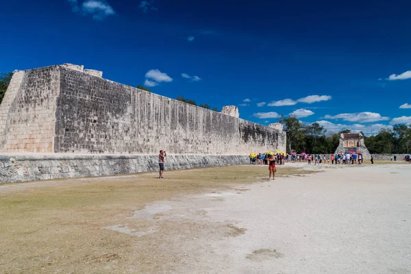 Chichen Itza, Meksika - 26 Şubat 2016: Turist kalabalığından arkeolojik sit Chichen Itza büyük top oyunu sarayda ziyaret edin.
