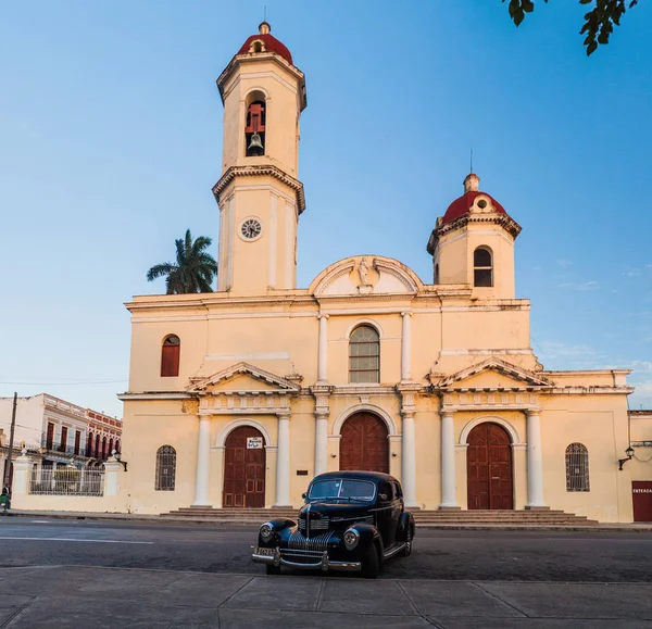 Cienfuegos, Cuba - 10 Şubat 2016: Vintage araba Chrysler Royal Parque Jose Marti Meydanı Cienfuegos, Cuba '. Catedral de la Purisima Concepcion kilise içinde belgili tanımlık geçmiş.