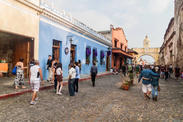 Antigua, Guatemala - 26 Mart 2016: Şehirde Antigua Guatemala, Guatemala sokakta insanların kalabalıklar. Santa Catalina Arch görünür.