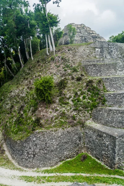 Kuzey Acropolis adlı sit alanı Yaxha, Guatemala, piramit