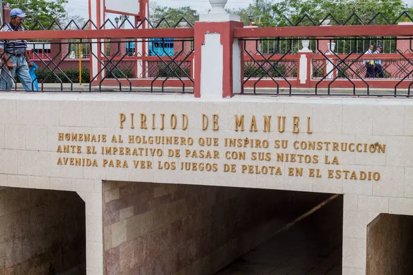 Holguin, Küba - 28 Ocak 2016: Holguin yolun altında bir metro girişine.