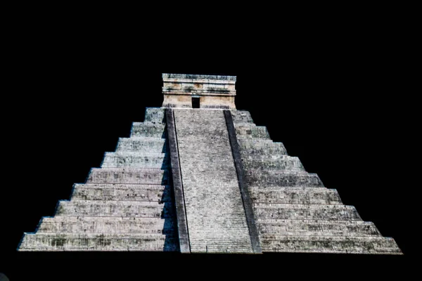 墨西哥鸡察古玛雅城市库库尔坎金字塔的灯光表演 — 图库照片