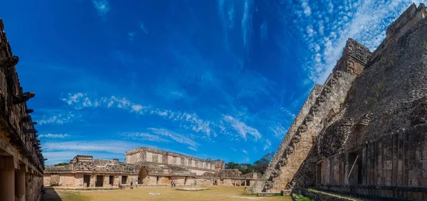 Uxmal, Meksika - 28 Şubat 2016: Antik Maya şehir Uxmal, Meksika kalıntıları, sihirbaz (Piramide del adivino) Piramidi arasındaki bir rahibe Quadrangle (Cuadrangulo de las Monjas) bina kompleksinde turist