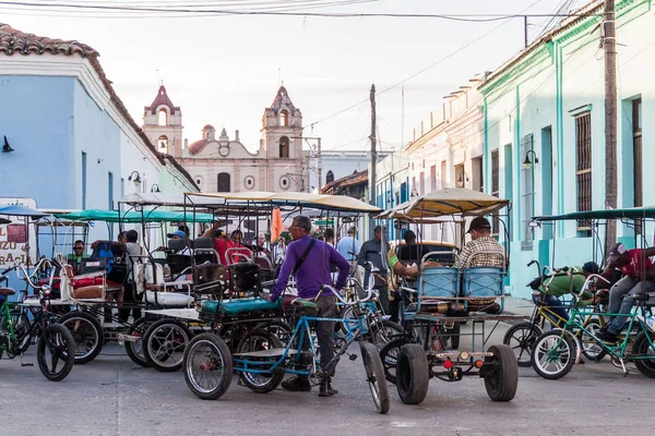 Camagüey, Cuba - 25 Ocak 2016: Cyclotaxi sürücüleri bekle Carmen Meydanı Camagüey'turistler için