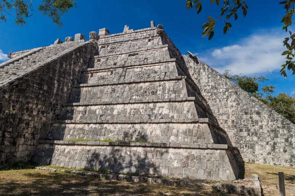 High priest kabrinde (düşünür olarak da bilinir) arkeolojik sit Chichen Itza, Meksika