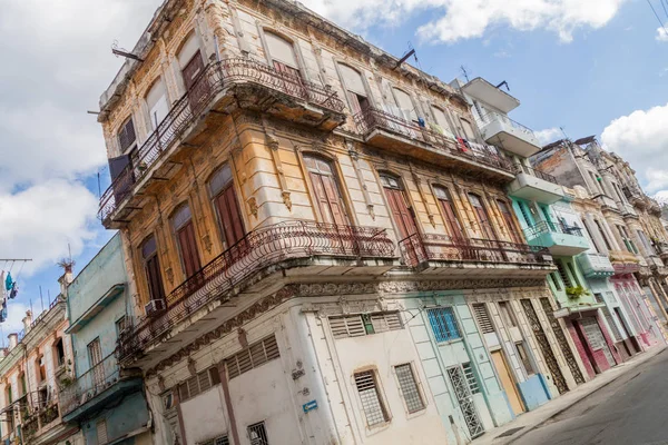 Havana, Küba'nın Habana Centro mahallesinde binalar