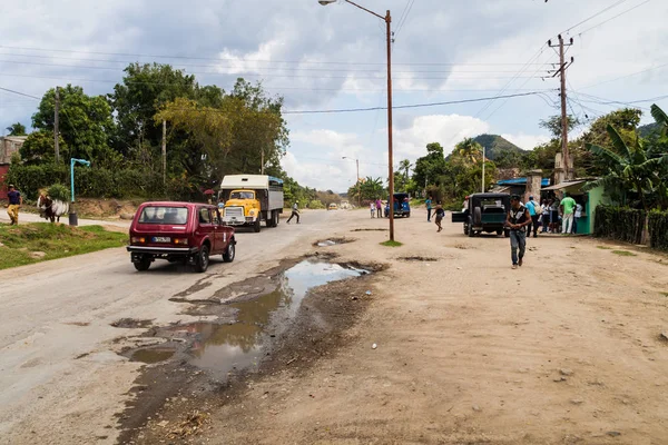 El Cobre, Küba - 1 Şubat 2016: El Cobre köyde yolda trafik