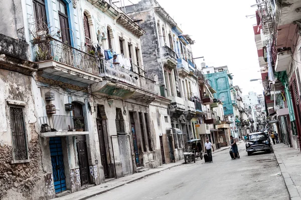 Havana, Küba - 22 Şubat 2016: Hayat Havana Centro mahallede bir sokakta.