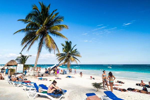 Tulum Mexio Luty 2016 Turyści Cieszyć Się Karaibskiej Plaży Mieście — Zdjęcie stockowe
