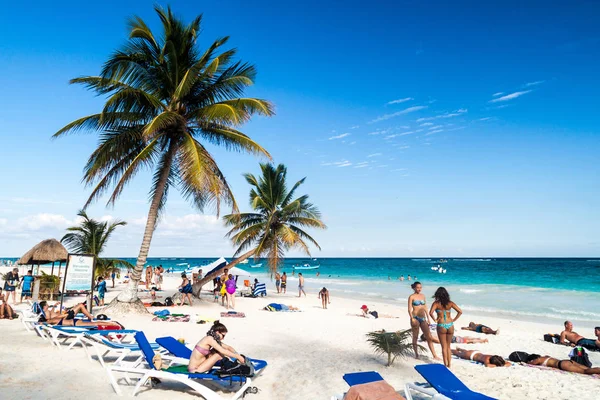 Tulum, Mexio - 29 Şubat 2016: Turist Tulum, Meksika için Karayip kumsalın tadını çıkar