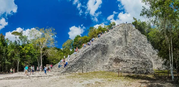Coba Mexiko Březen 2016 Turistické Stoupání Nohoch Mul Pyramidu Ruinách — Stock fotografie