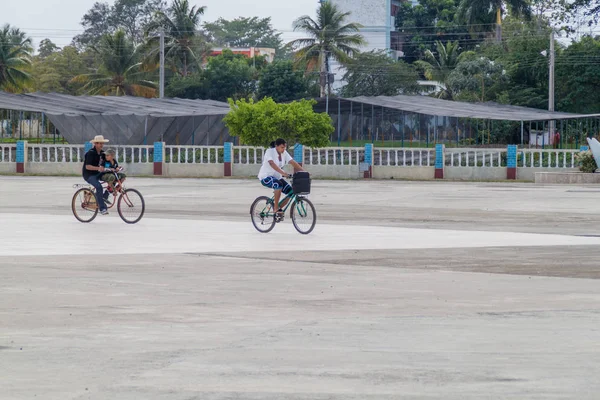 Bayamo Cuba Jan 2016 Cyclists Cross Plaza Patria Fatherland Sqaure — Stock Photo, Image