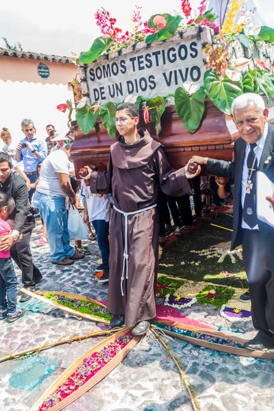 Antigua, Guatemala - 27 Mart 2016: Alay birçok şekilde dekore edilmiş carrpets biri Paskalya Pazar Antigua Guatemala City geçiyor.