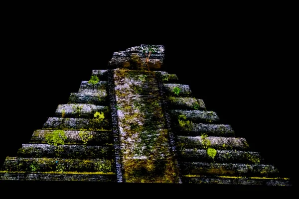 Antik Maya şehri Chichen Itza, Meksika piramitte tüylü yılan, ışık gösterisi