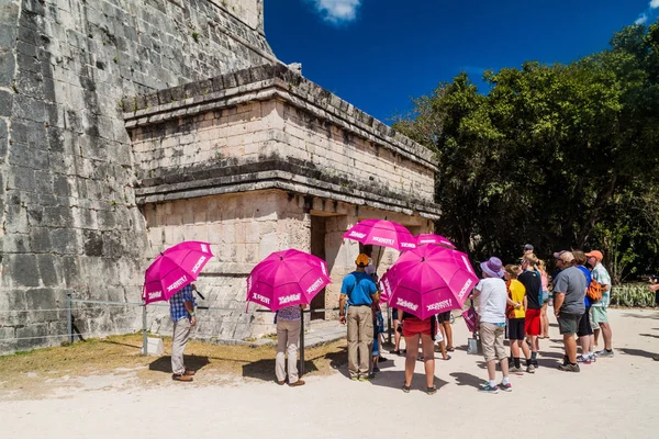 Chichen Itza, Meksika - 26 Şubat 2016: Turist kalabalığından arkeolojik sit Chichen Itza Jaguar tapınakta ziyaret edin.