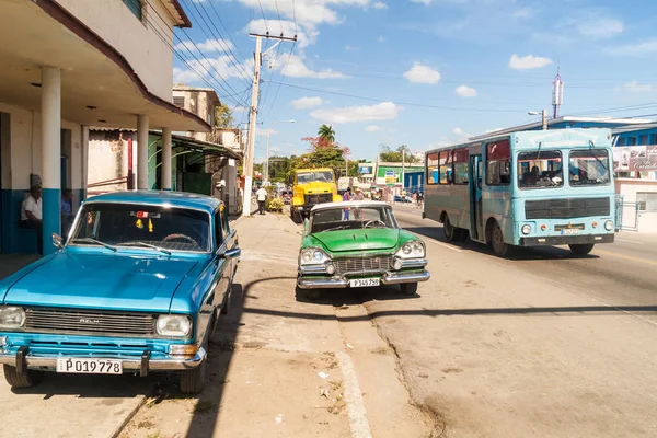 Camagüey, Cuba - 25 Ocak 2016: Camagüey bir sokakta eski arabalar