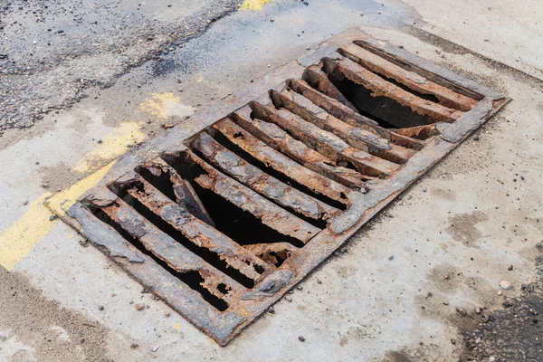 Paslı tehlikeli kanalizasyon kapağı