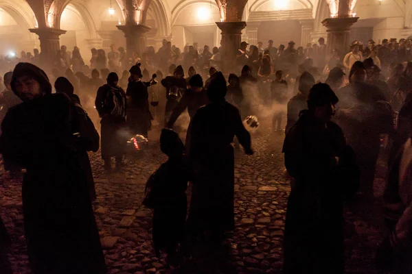 Antigua, Guatemala - 25 Mart 2016: İyi Cuma günü geçit katılımcıların Antigua Guatemala City.