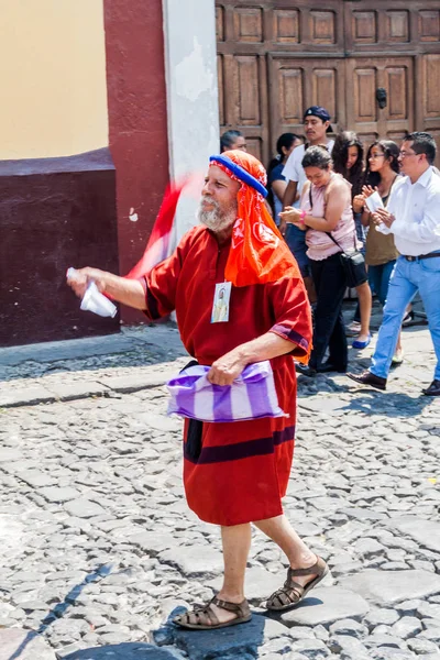 Antigua, Guatemala - 27 Mart 2016: Paskalya Pazar geçit katılımcıların Antigua Guatemala City.