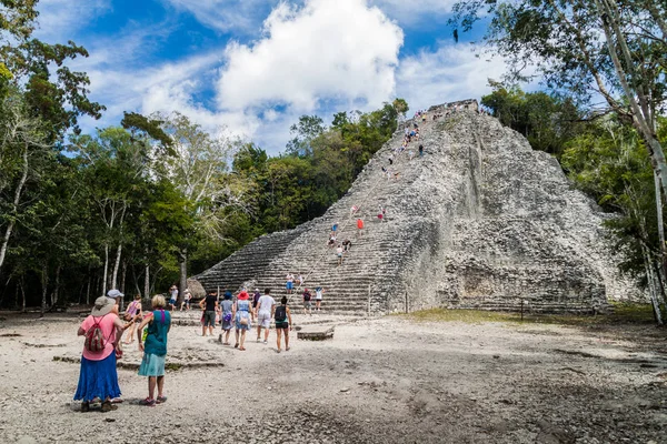 Coba, Meksika - 1 Mart 2016: Turist ziyaret piramit Nohoch Mul Coba, Meksika Maya şehir kalıntıları