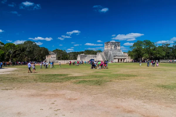 Chichen Itza, Meksika - 26 Şubat 2016: Turist kalabalığından arkeolojik sit Chichen Itza ziyaret edin. Arka plan büyük top oyunu mahkemede.