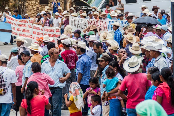 Copan Ruinas, Honduras - 12 Nisan 2016: Yerli halkın minery arkeolojik park Copan, Honduras yakınındaki karşı protesto