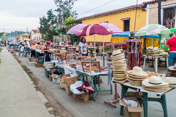 Vinales, Küba - 17 Şubat 2016: İnsanlar yürüyüş boyunca Vinales Hediyelik eşya tezgahları.