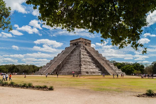 Chichen Itza, Meksika - 26 Şubat 2016: Turist kalabalığından arkeolojik sit Chichen Itza, tüylü yılan piramit ziyaret edin.