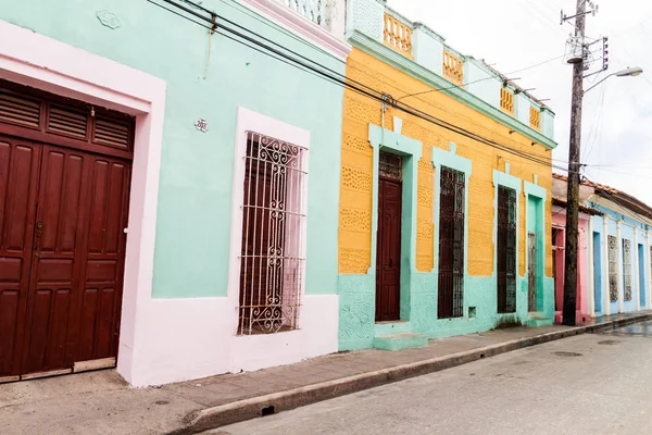 在古巴卡马圭中心的五颜六色的房子 — 图库照片