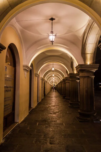 Antigua, Guatemala - 27 Mart 2016: Gece görünümünü kemerli Palacio de Los Capitanes Generales (Aziz kaptanları genel) Antigua, Guatemala.