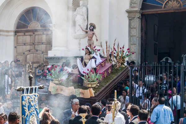 Antigua, Guatemala - 27 Mart 2016: Bir alay Paskalya Pazar katılımcıların Antigua Guatemala City.