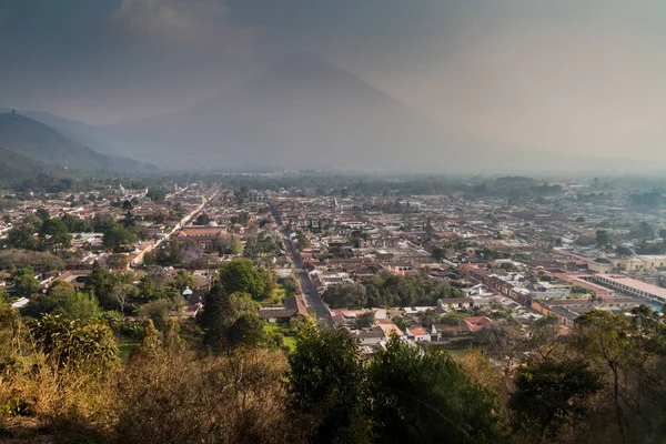 Antigua, Guatemala Hava görünümünü. Volkan Agua içinde belgili tanımlık geçmiş.