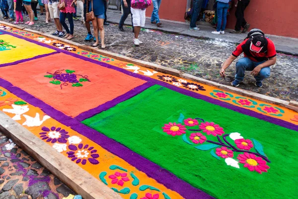 Antigua, Guatemala - 25 Mart 2016: İnsanlar şehirde Antigua Guatemala, Guatemala Paskalya halı süslemeleri.