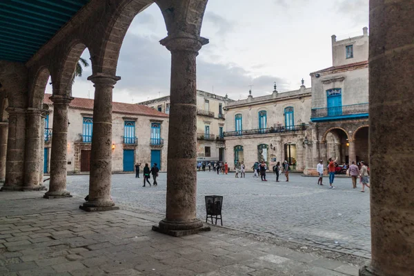 Havana, Küba - 20 Şubat 2016: Eski sömürge binaları Plaza de la Catedral Meydanı Habana Vieja '.