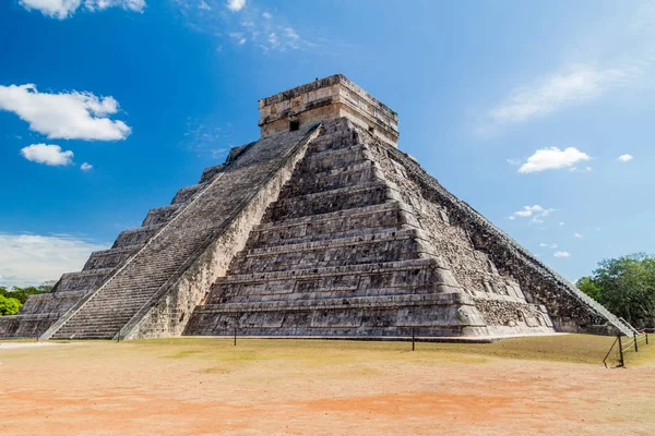 Maya arkeolojik sit Chichen Itza, Meksika içinde piramit tüylü yılan