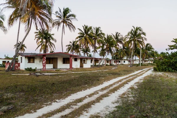 Seaside resort kulübelerde Playa Giron Köyü, Küba.