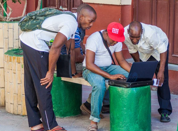 Guantanamo, Küba - 3 Şubat 2016: Yerel halkın Guantanamo Aguilera Caddesi'nin trafiğe kapalı bölgede internet kullanımı. Bu Küba'da birkaç kablosuz erişim noktalarının biri.