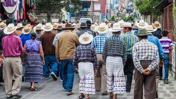 San Pedro La Laguna, Guatemala - 23 Mart 2016: Yerel San Pedro La Laguna köy halkı bir alay Paskalya önce katılmak.