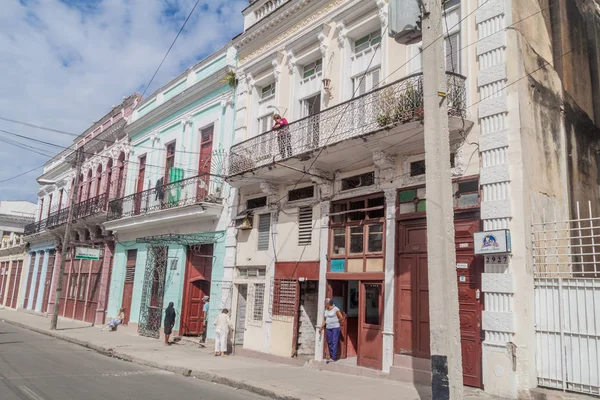 Cienfuegos, Cuba - 11 Şubat 2016: Cienfuegos, Cuba eski süslü evleri.