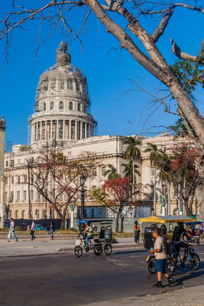 Havana Kuba Únor 2016 Provoz Ulici Před Národním Capitol — Stock fotografie