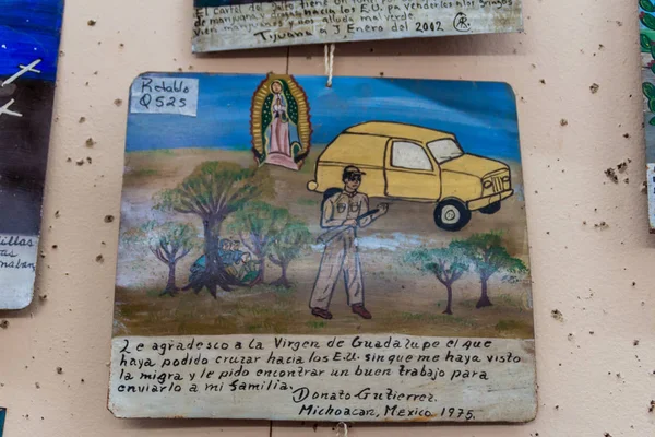 Antigua, Guatemala - 26 Mart 2016: Retablo (Lamine), Meksikalı bir halk sanat adanmışlık resim. Virgin de Guadalupe içine bir iş bulmak için ABD güvenli geçiş için teşekkürler.